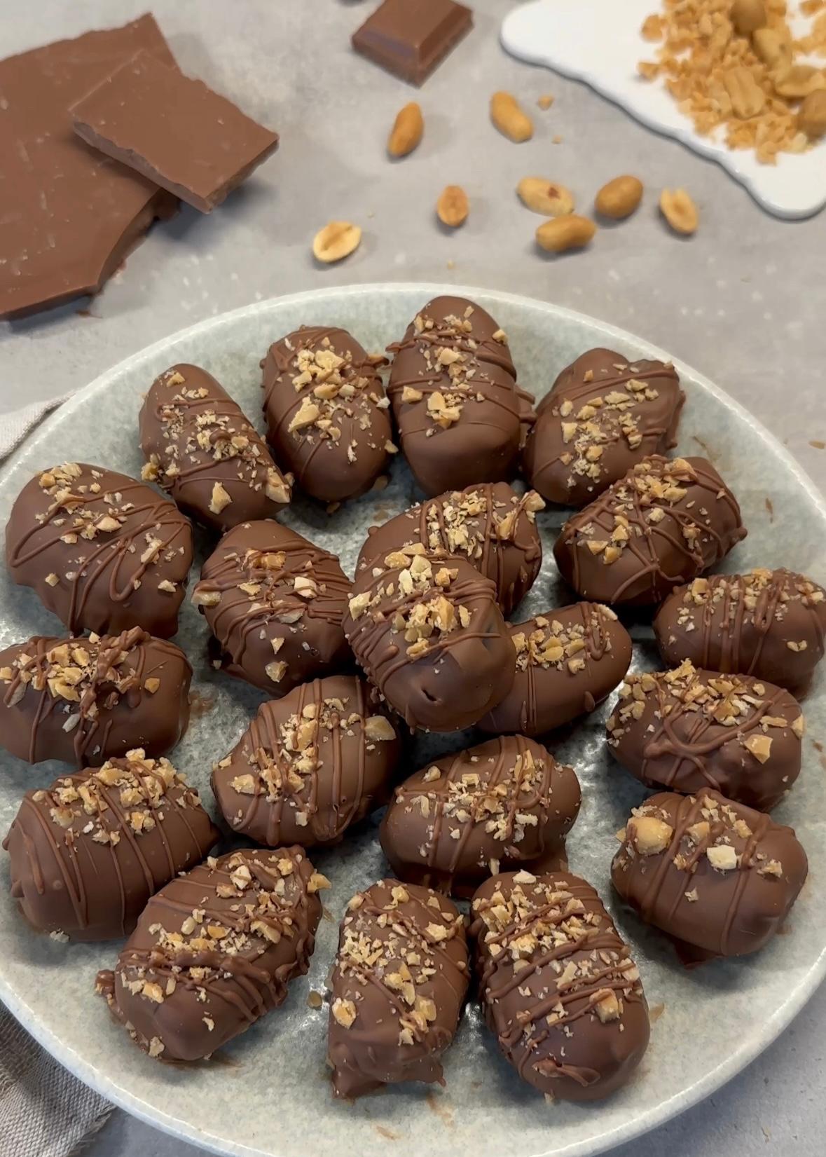 CHOKLADDOPPADE DADLAR MED JORDNÖTSMÖR