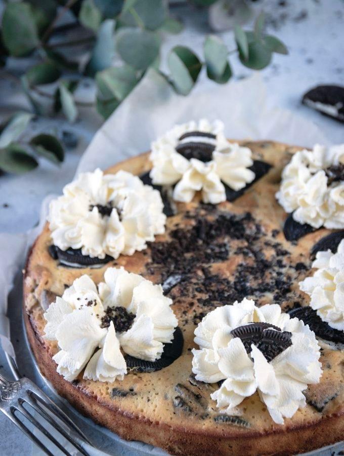 VIT CHOKLAD­KLADDKAKA MED OREO