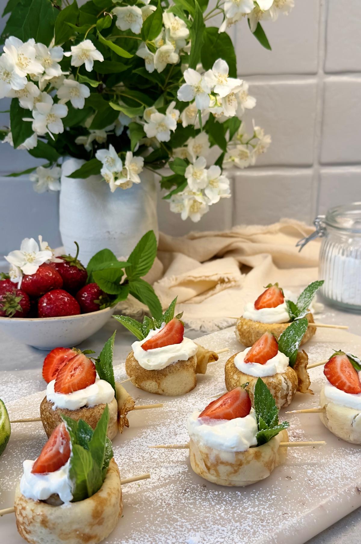 PANNKAKSRULLAR MED MASCARPONE, JORDGUBBAR OCH GRÄDDE