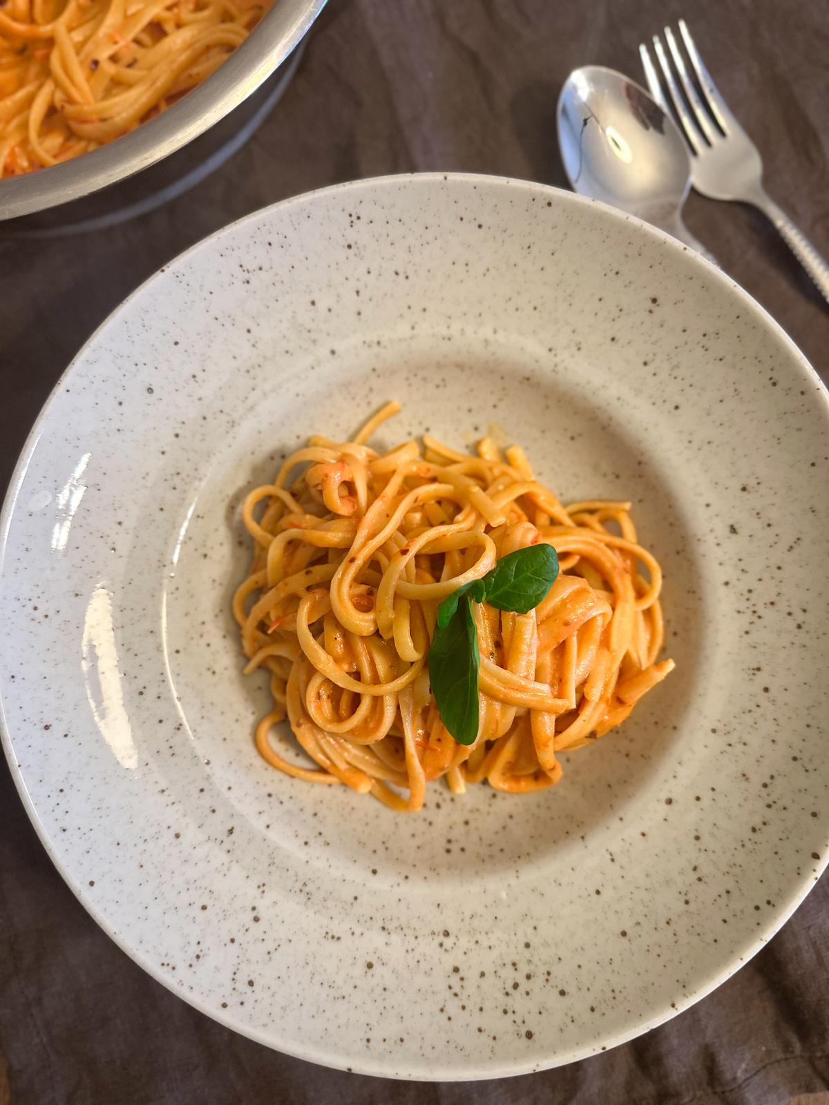 PASTA MED KÖRSBÄRSTOMATER OCH BURRATA