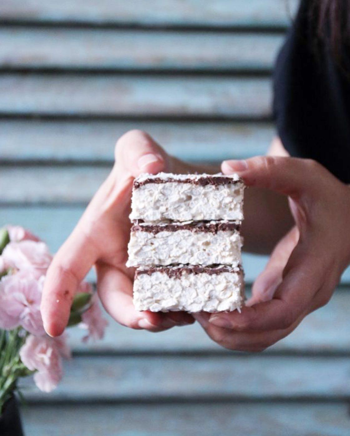 Glutenfria bars med marschmallows, puffat ris och choklad