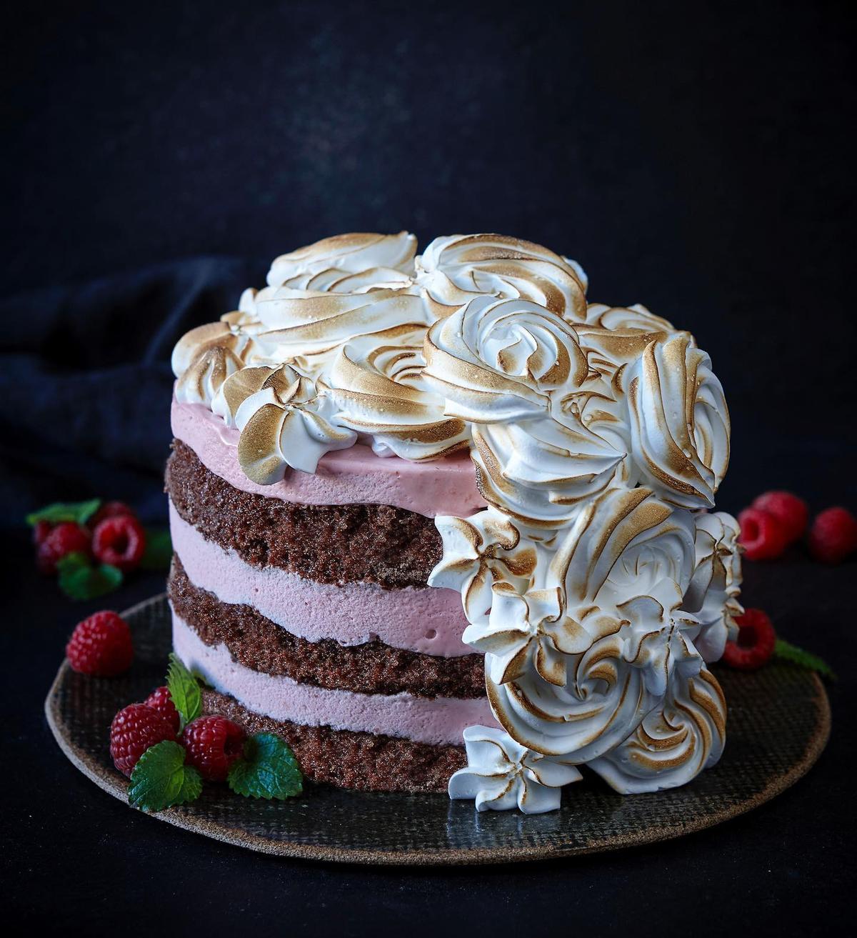 CHOKLADTÅRTA MED HALLONMOUSSE OCH BRÄND MARÄNG
