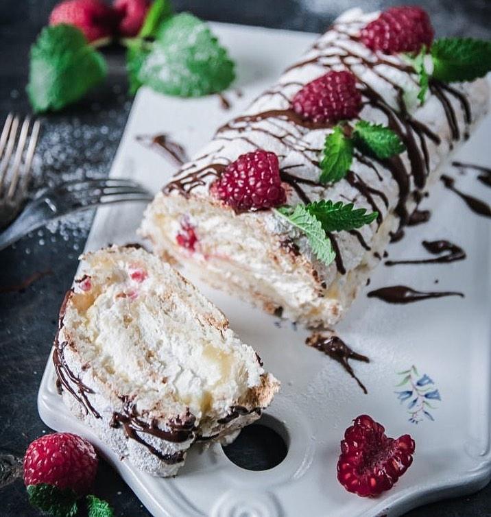 GLUTENFRI MARÄNGRULLE MED APELSINCURD OCH HALLON