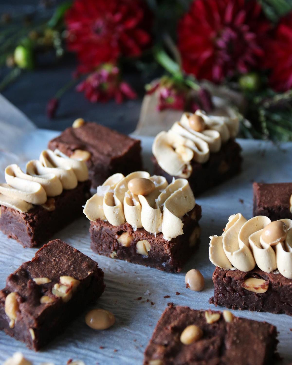 BROWNIES MED NÖTTER OCH SALT KARAMELLKRÄM