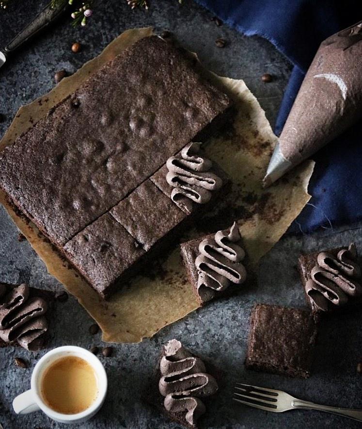 SAFTIGA BROWNIES MED MOCKAKRÄM