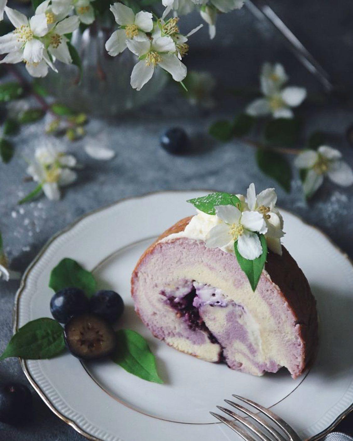 CHIFFON-RULLTÅRTA MED BLÅBÄR OCH GRÄDDE