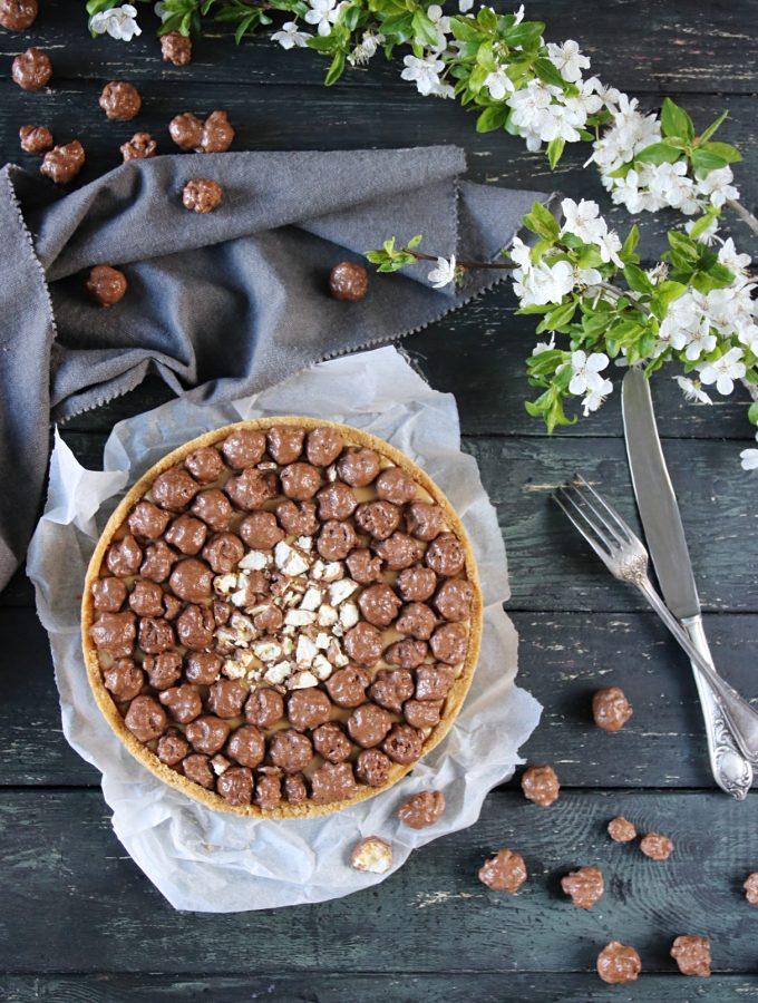 NO-BAKE JORDNÖTSPAJ MED KARAMELL OCH CHOKLADPOPCORN