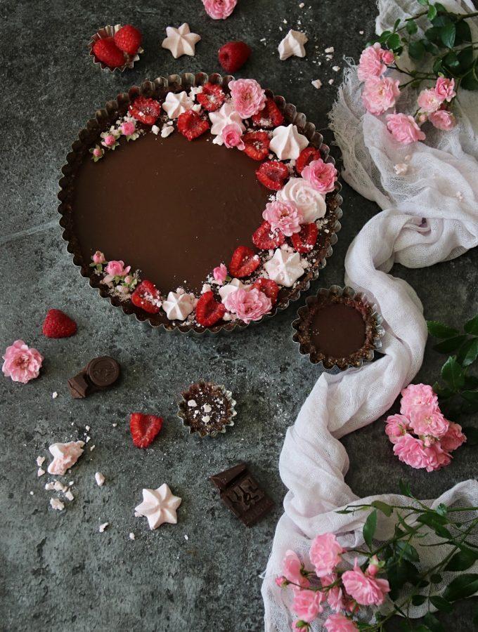CHOKLADPAJ MED HALLON OCH MARÄNGER
