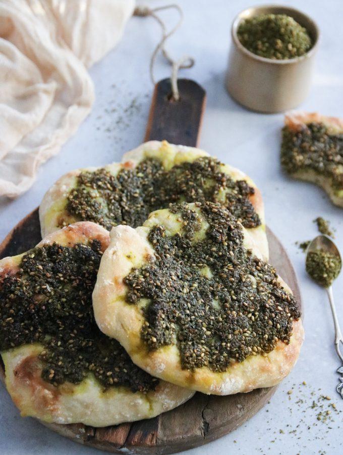 ENKLA KNÅDFRIA BRÖD TOPPADE MED ZAATAR