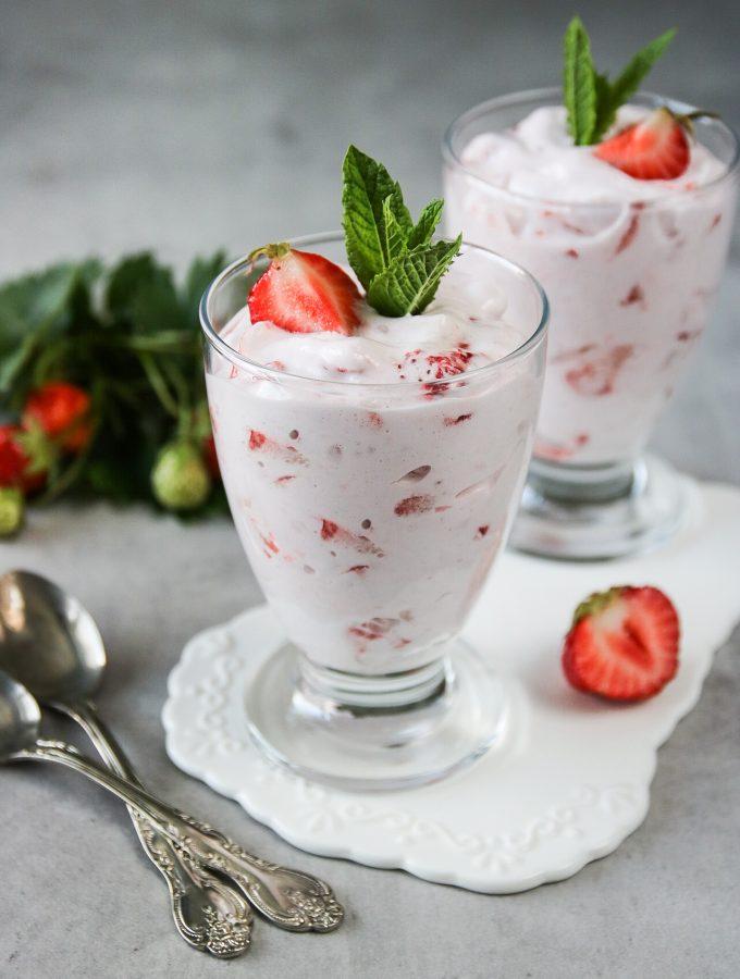 JORDGUBBSDESSERT MED ITALIENSK MARÄNG