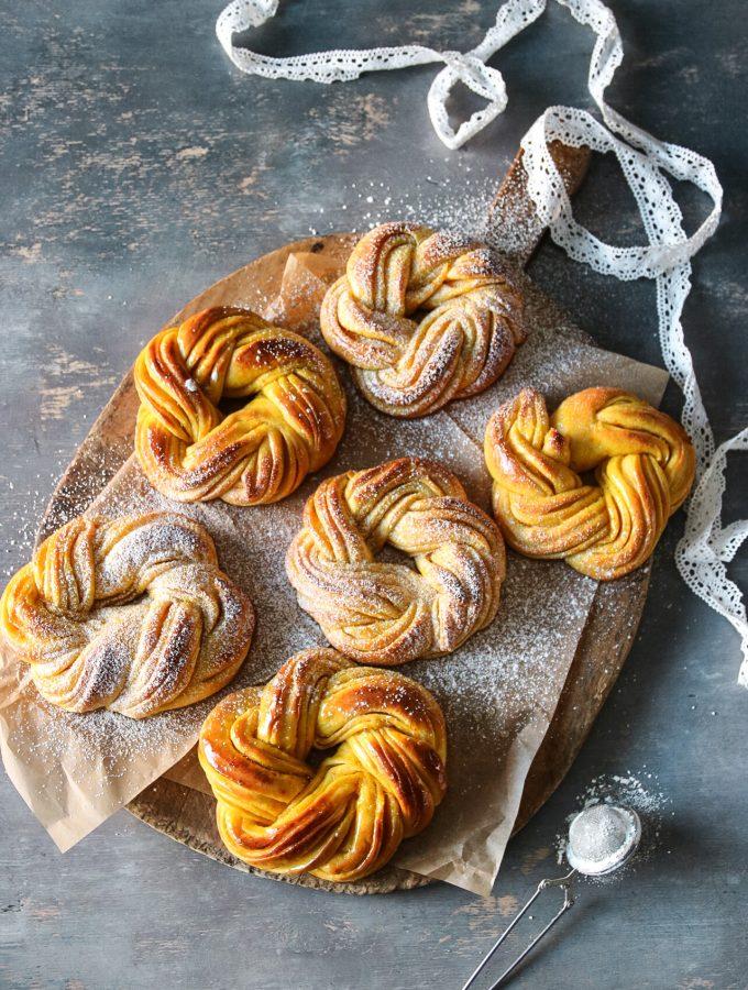 SMÖRIGA SAFFRANSBULLAR MED CITRON