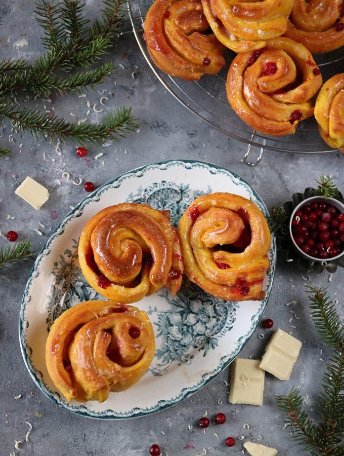 SAFFRANSBULLAR MED VITCHOKLAD OCH LINGON