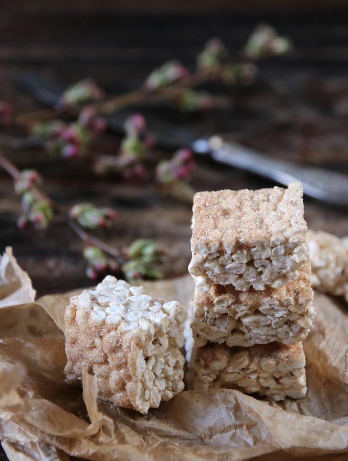 NO-BAKE PUFFAT RIS OCH MARSHMALLOW BARS MED BRYNT SMÖR