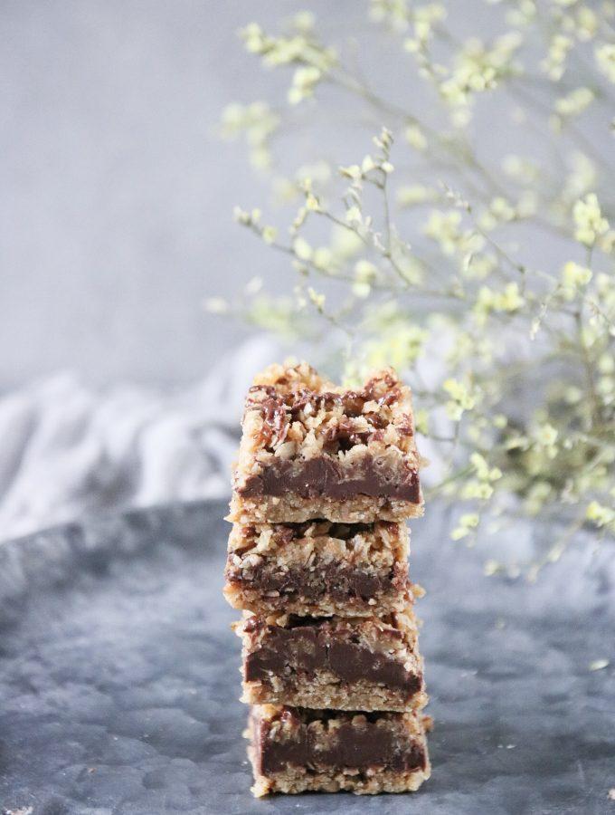 NO-BAKE HAVREGRYNSRUTOR MED JORDNÖTSSMÖR OCH CHOKLAD