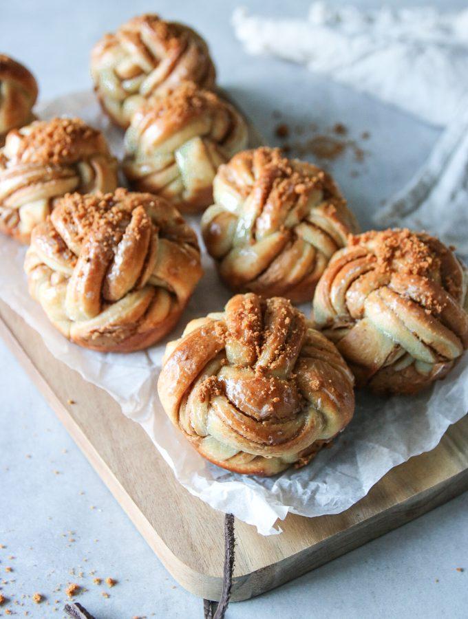 KARDEMUMMA­BULLAR MED BISCOFF-FYLLNING