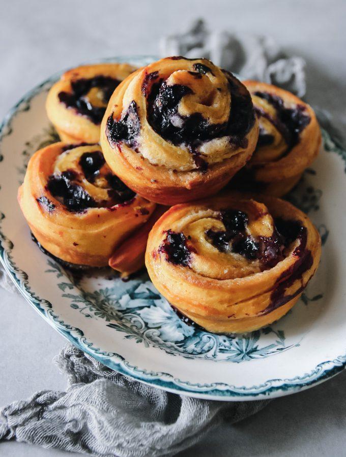 SAFFRANSBULLAR MED BLÅBÄR OCH KARDEMUMMA