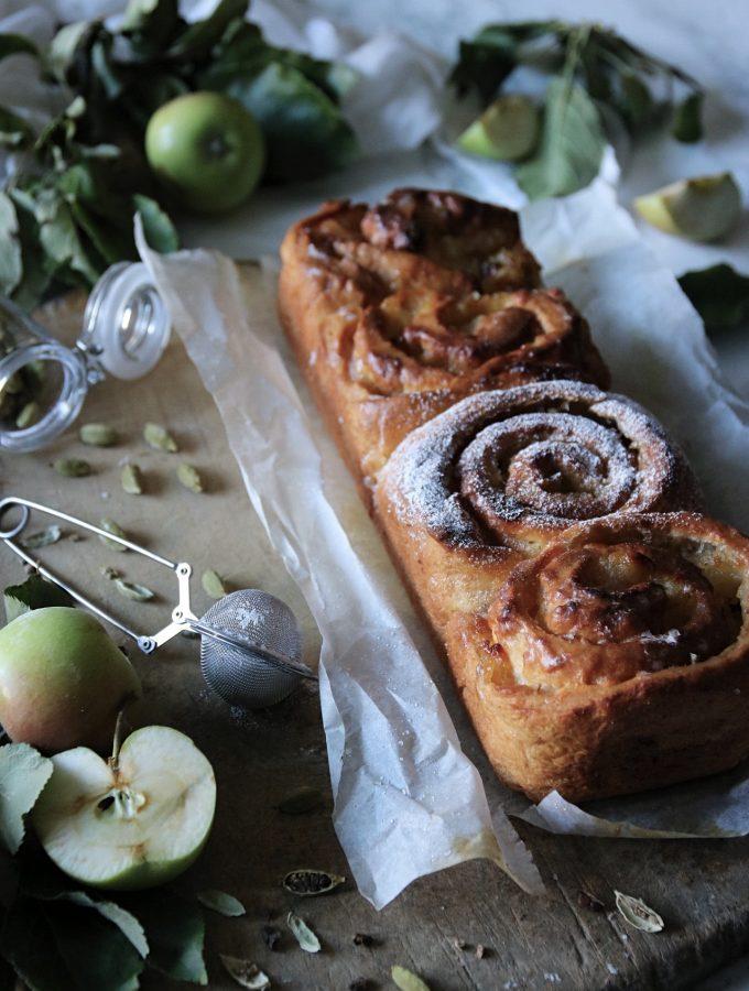 KARDEMUMMA­BULLAR MED ÄPPELFYLLNING