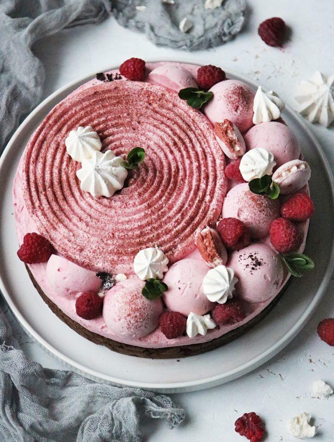 HALLONMOUSSE­TÅRTA MED BROWNIEBOTTEN 