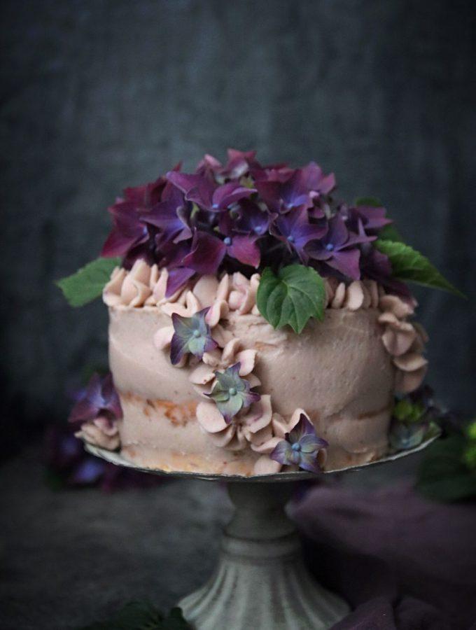 ANGEL FOOD CAKE TÅRTA MED FÄRSKOST FYLLNING OCH BLÅBÄRSPURÉ