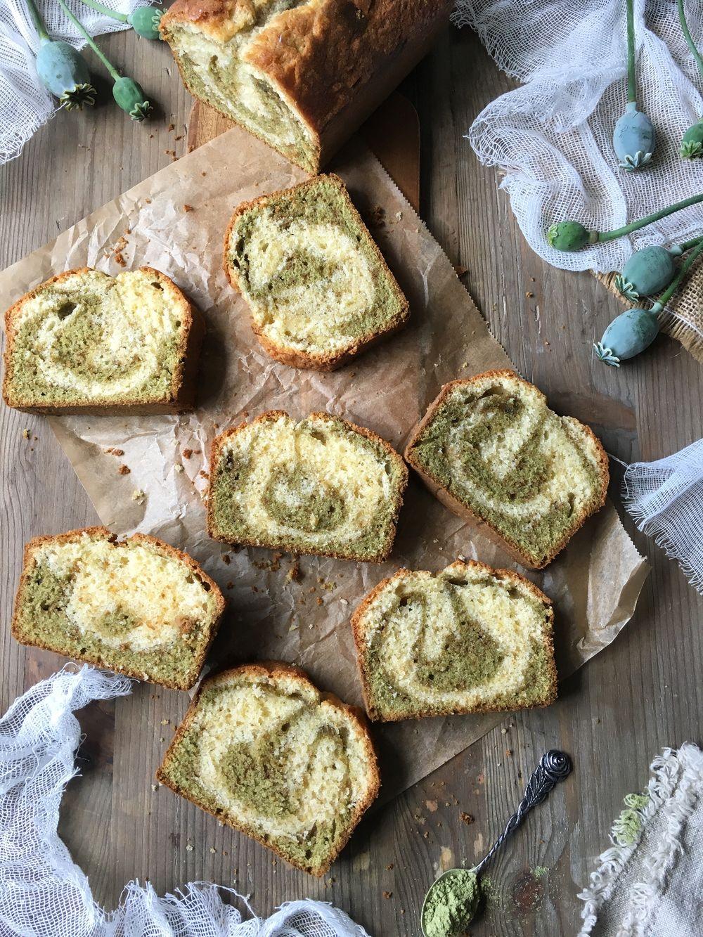MARMORERAD SOCKERKAKA MED MATCHA