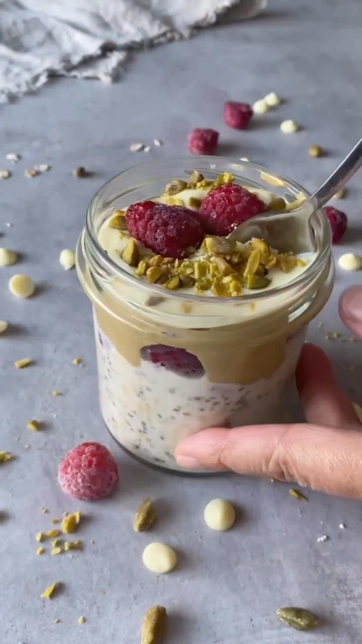 OVERNIGHT OATS MED HALLON, PISTAGEKRÄM & VIT CHOKLAD